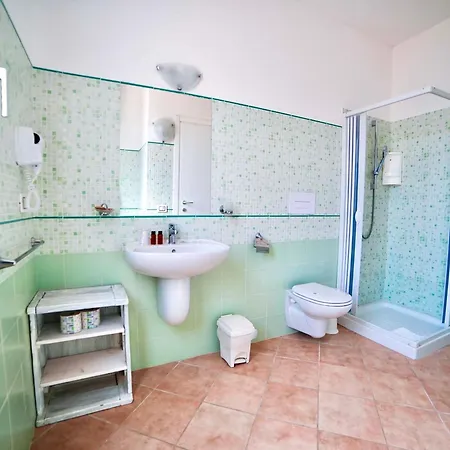 Isa-hotel With Swimming Pool Just 300 Mt From The Baia Delle Mimose-beach מלון