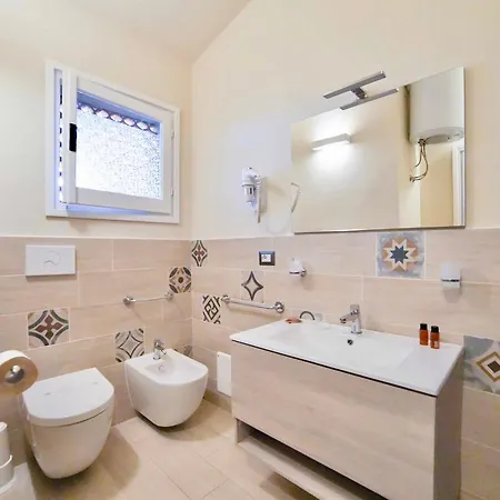 מלון Isa-hotel With Swimming Pool Just 300 Mt From The Baia Delle Mimose-beach באדזי